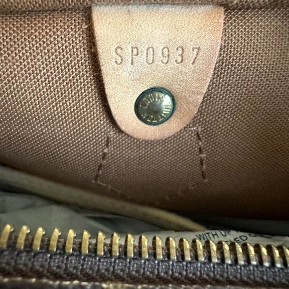Authentic LOUIS VUITTON Monogram Speedy 40 with Lock (no key) - Picture 10 of 10